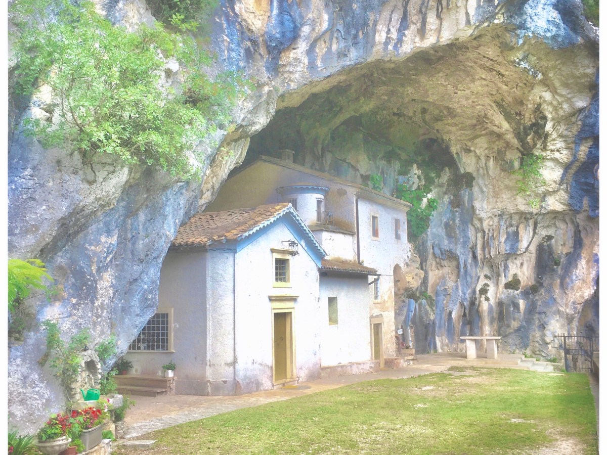 洞窟とハーブと祈りの村、コッレパルド