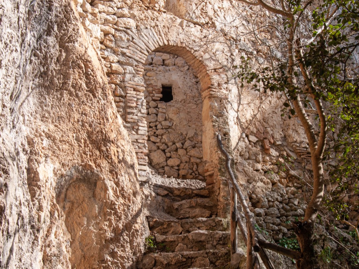 清流沿いの聖窟、サン・レオナルドの聖窟とサン・ミケーレの洞窟