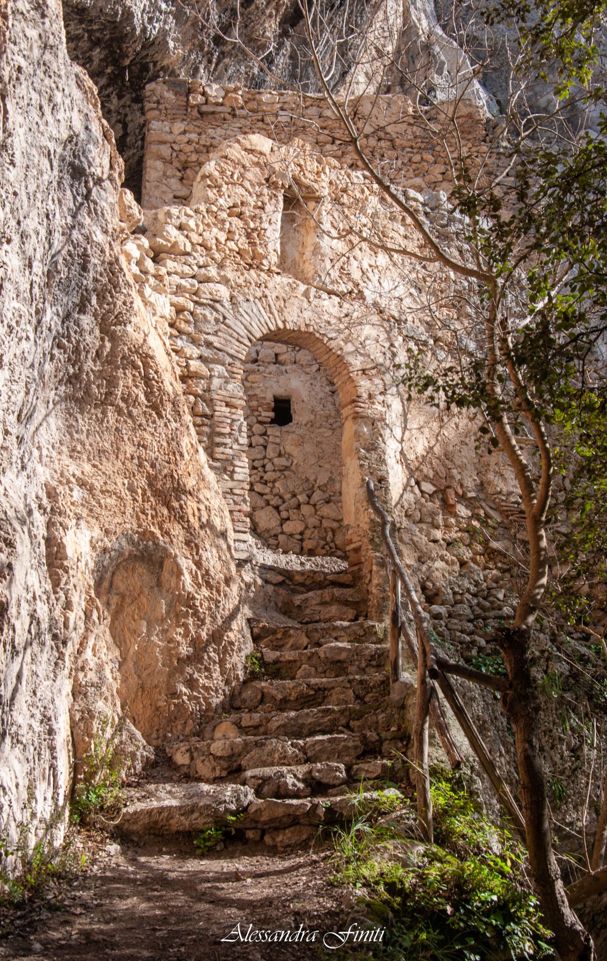 清流沿いの聖窟、サン・レオナルドの聖窟とサン・ミケーレの洞窟